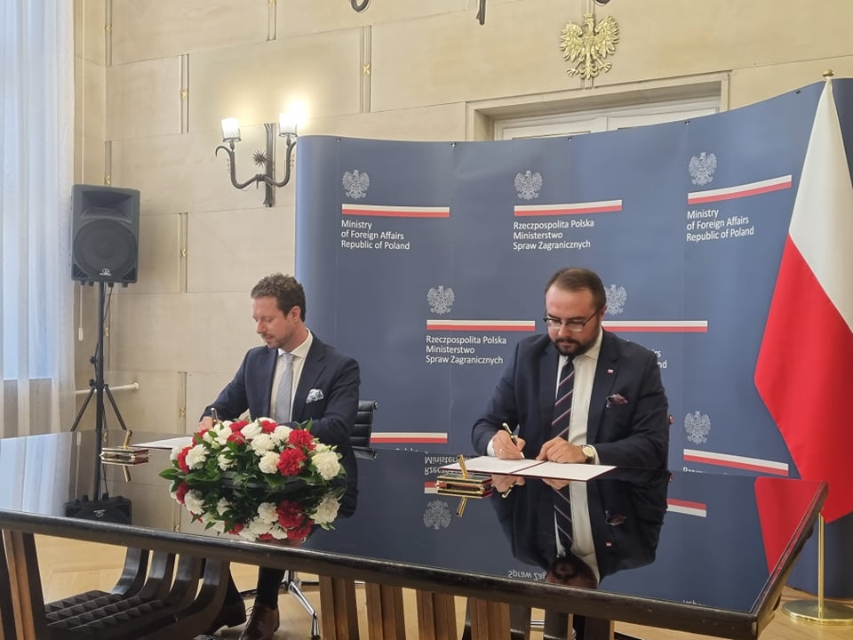 Podsekretarz stanu w Ministerstwie Spraw Zagranicznych oraz Marcin Czyża p.o. prezesa PARP w trakcie podpisywania porozumienia