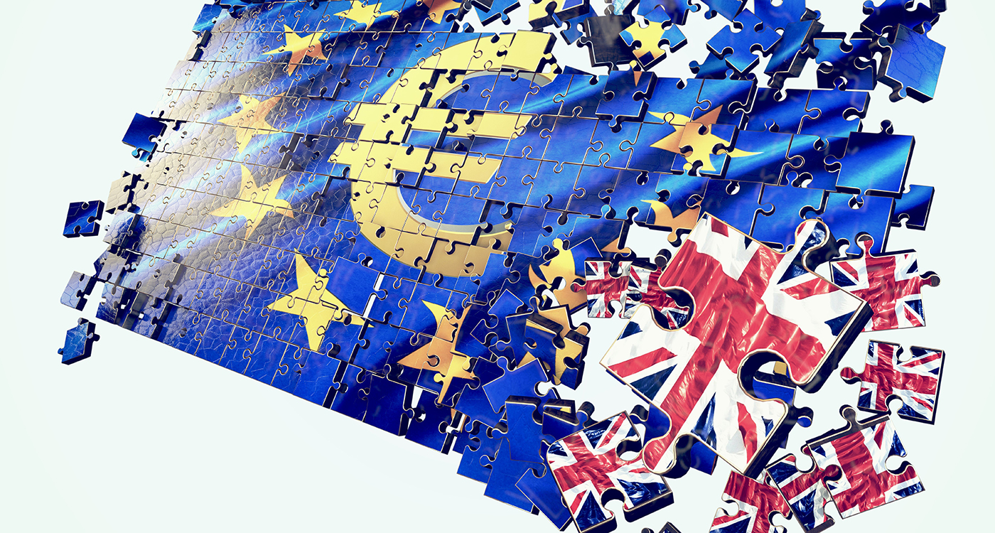 Grafika przedstawia rozpadające się puzzle z symbolem  Euro oraz flagi Wielkiej Brytanii. 
