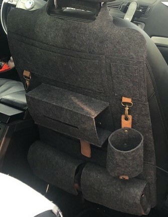 widok na filcowy organizer samochodowy montowany na tył fotela