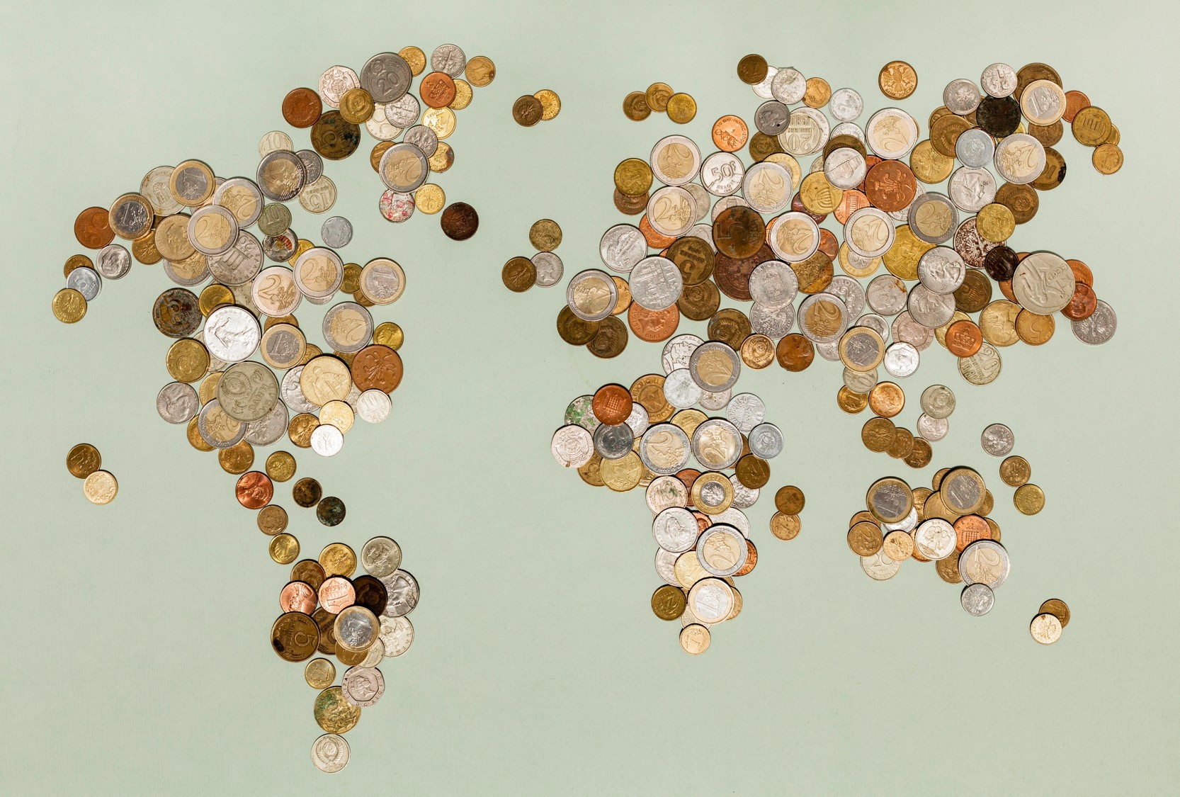 widok na mapę świata utworzoną z monet, układ monet przypomina zarys kontynentów.